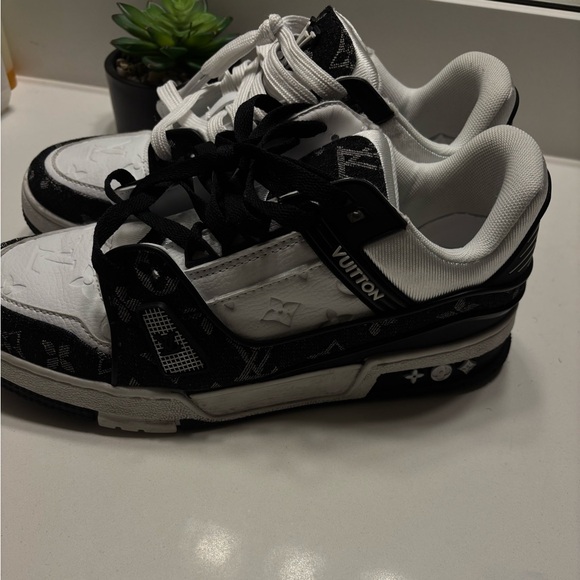 Black LV Embroidered Louis Vuitton Shoes - Picture 2 of 5